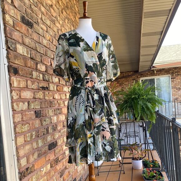 Tahari Floral Print Short Sleeve Tiered Fit&Flare Dress - Picture 1 of 6